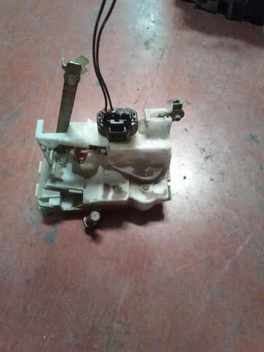 Cerradura trasera derecha Toyota avensis '97