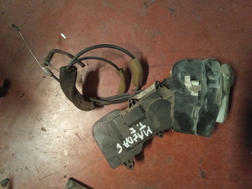 Cerradura trasera izquierda mazda 6 '02