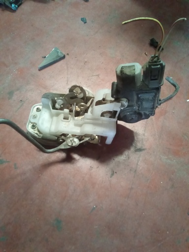 Cerradura trasera derecha honda hr-v '01