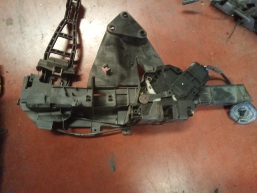 Cerradura izquierda 3p Ford Focus '07