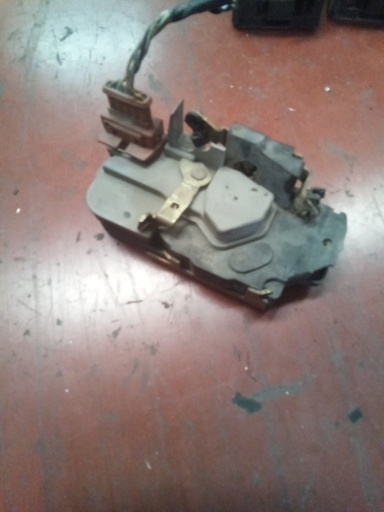 Cerradura trasera derecha Peugeot 206 '01