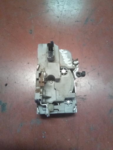 Cerradura delantera izquierda Peugeot partner '05