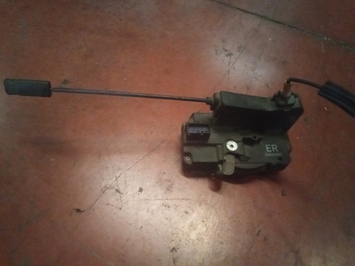 Cerradura delantera derecha Opel Corsa c '04