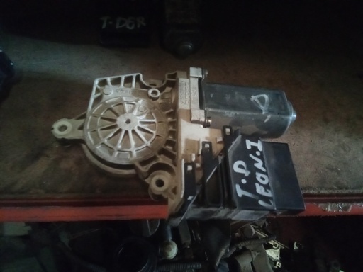 Motor elevalunas trasero derecho seat león '01