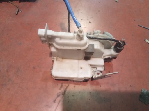 Cerradura delantera izquierda Wolkswagen polo '99