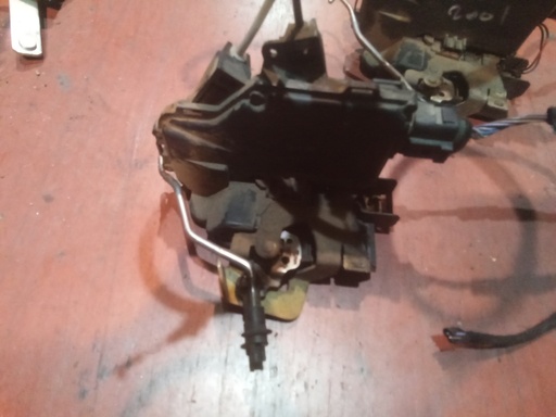 [4b0839016b] Cerradura trasera derecha audi a6 '01